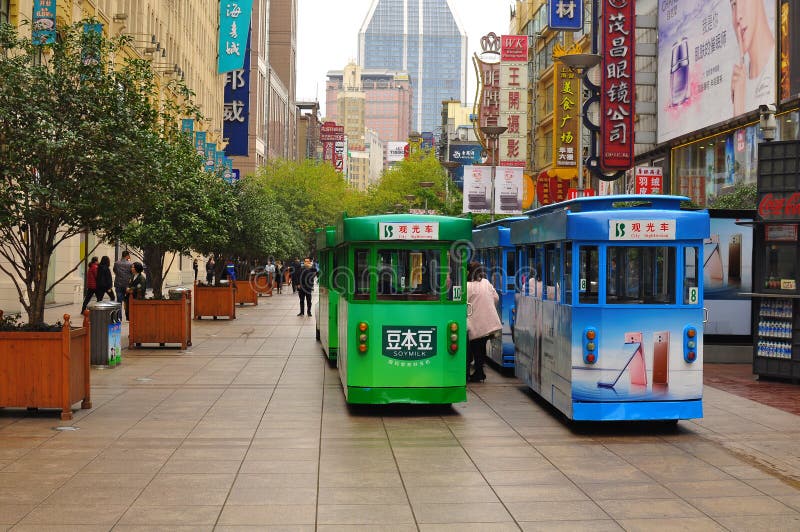 Panorama van de beroemde Nanjing Road in Shanghai, China stock afbeeldingen