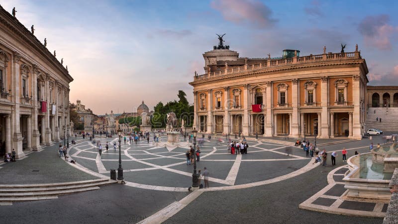 Panorama van Capitoline-Heuvel en Piazza del Campidoglio in Ev stock afbeelding Panorama van Capitoline-Heuvel en Piazza del Campidoglio in Ev stock afbeelding