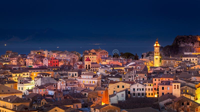 Panorama van citylights van de Stad van Korfu bij nacht