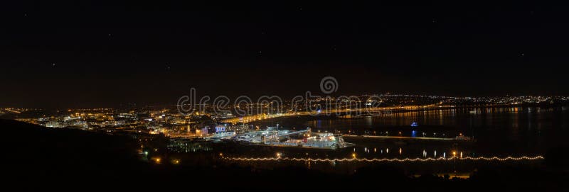 Panorama van de Baai van Douglas op het Eiland Man bij Nacht royalty-vrije stock foto's Panorama van de Baai van Douglas op het Eiland Man bij Nacht royalty-vrije stock foto's