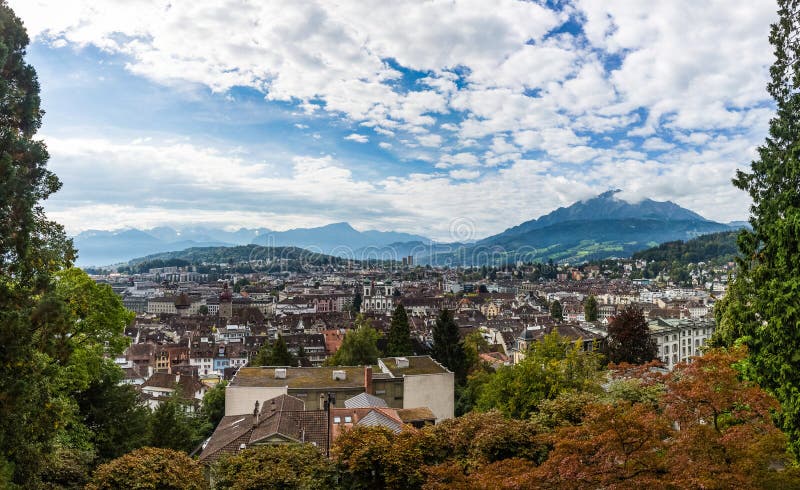 Panorama van de berg op Luzerne en Meer Luzerne, Zwitserland royalty-vrije stock foto's Panorama van de berg op Luzerne en Meer Luzerne, Zwitserland royalty-vrije stock foto's