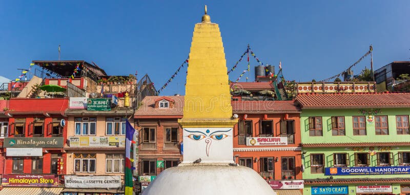 Panorama van de domma van Boudhanath voor de kleurrijke huizen in Kathmandu royalty-vrije stock afbeeldingen Panorama van de domma van Boudhanath voor de kleurrijke huizen in Kathmandu royalty-vrije stock afbeeldingen