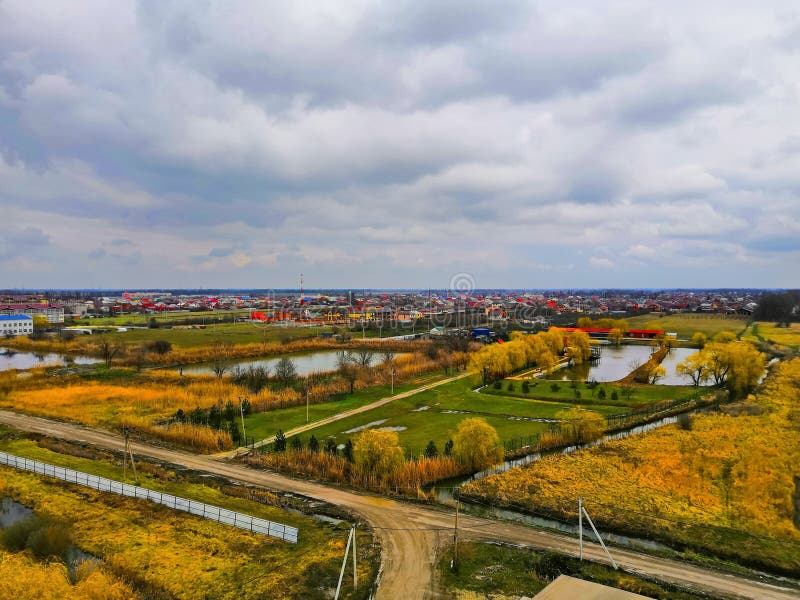Panorama van de herfstgebieden en rivier, bewolkte hemel Russisch dorp stock foto's Panorama van de herfstgebieden en rivier, bewolkte hemel Russisch dorp stock foto's