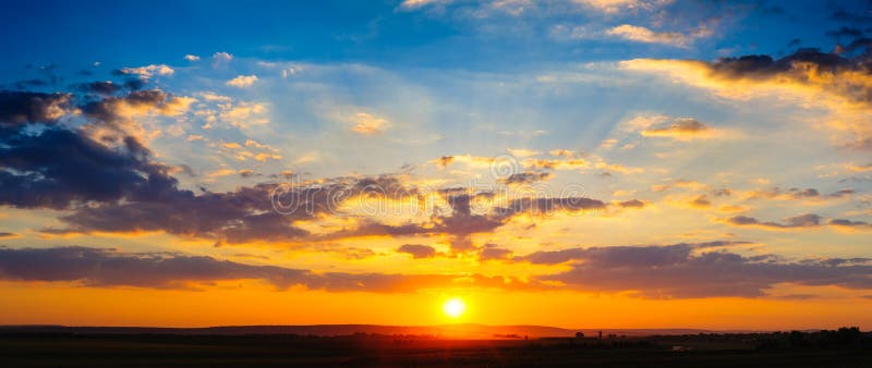 Panorama van de hoge resolutie het kleurrijke dramatische zonsondergang
