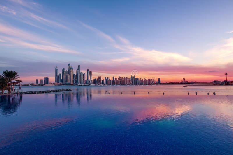 Panorama van de Jachthaven van Doubai bij zonsondergang met een zwembad vooraan royalty-vrije stock foto Panorama van de Jachthaven van Doubai bij zonsondergang met een zwembad vooraan royalty-vrije stock foto