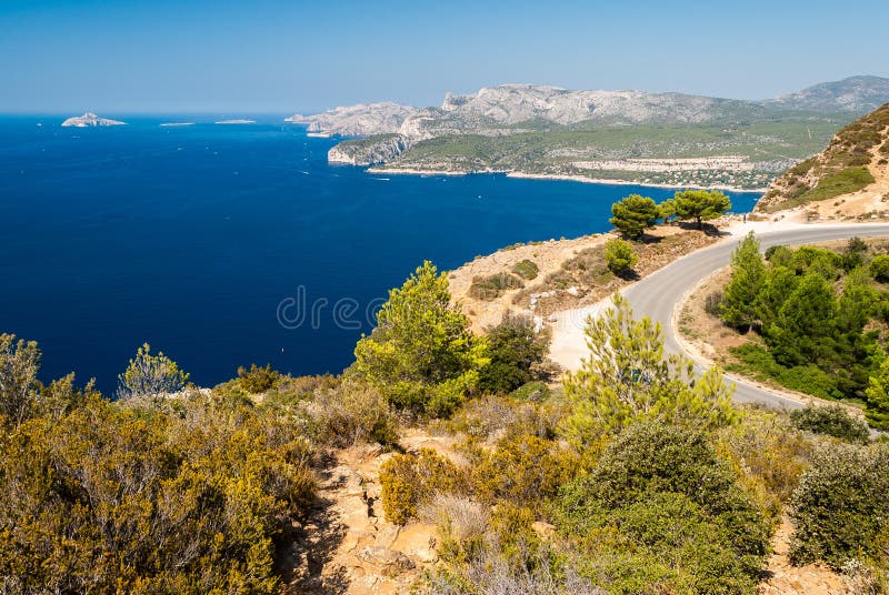 Panorama van de kustlijn dichtbij Cassissen van de Route des Cretes de Provence, Frankrijk wordt gezien dat stock fotografie Panorama van de kustlijn dichtbij Cassissen van de Route des Cretes de Provence, Frankrijk wordt gezien dat stock fotografie