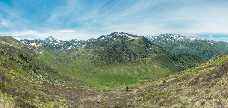 Panorama van de Ruisseau le Rieutort vallei in de Franse Pyreneeën stock afbeelding Panorama van de Ruisseau le Rieutort vallei in de Franse Pyreneeën stock afbeelding