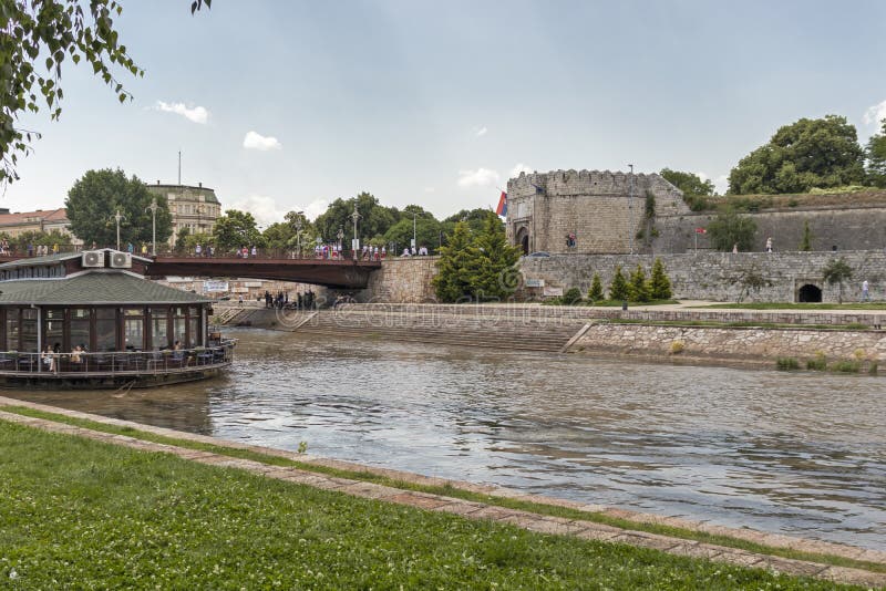 Panorama van de Stad Nis en de rivier Nisava, Servië stock afbeeldingen Panorama van de Stad Nis en de rivier Nisava, Servië stock afbeeldingen