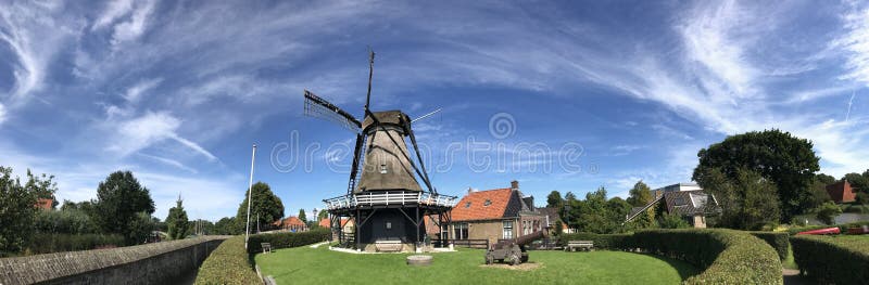 Panorama van de windmolen DE kaai in Sloten stock afbeelding Panorama van de windmolen DE kaai in Sloten stock afbeelding