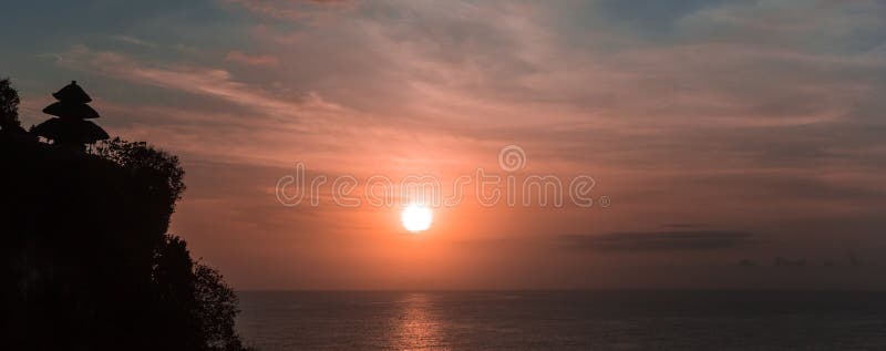 Panorama van de zonsondergang bij de Ulu Watu-tempel op Bali stock afbeelding Panorama van de zonsondergang bij de Ulu Watu-tempel op Bali stock afbeelding