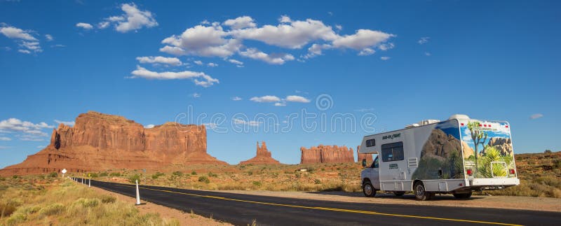 Panorama van een rv in Monumentenvallei stock foto's Panorama van een rv in Monumentenvallei stock foto's
