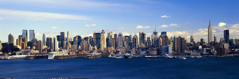 Panorama van Empire State Building en Manhattan, NY horizon met Hudson River en haven, schot van Weehawken, NJ royalty-vrije stock foto Panorama van Empire State Building en Manhattan, NY horizon met Hudson River en haven, schot van Weehawken, NJ royalty-vrije stock foto