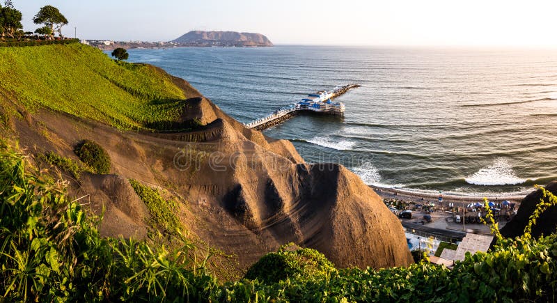 Panorama van geroepen ‚costa van de kustkust klip verde ‚van de Miraflores-Pijler in Lima, Peru stock foto Panorama van geroepen ‚costa van de kustkust klip verde ‚van de Miraflores-Pijler in Lima, Peru stock foto