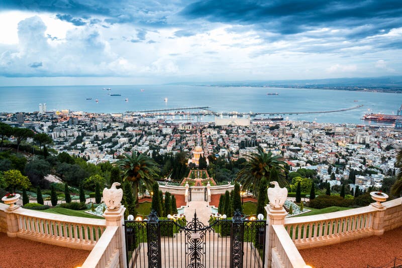 Panorama van Haifa - haven en Bahai-tuin, Israël stock afbeeldingen Panorama van Haifa - haven en Bahai-tuin, Israël stock afbeeldingen