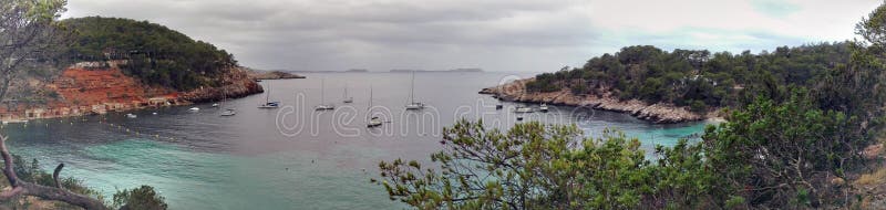 Panorama van het glasheldere blauwe oceaanoverzees van Ibiza stock fotografie Panorama van het glasheldere blauwe oceaanoverzees van Ibiza stock fotografie