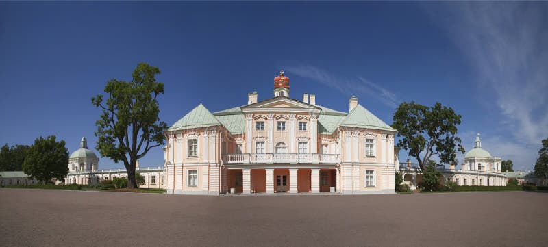 Panorama van het Grote Menshikov-Paleis, mening van de yard De stad van Lomonosov, Leningrad oblast, stock foto Panorama van het Grote Menshikov-Paleis, mening van de yard De stad van Lomonosov, Leningrad oblast, stock foto
