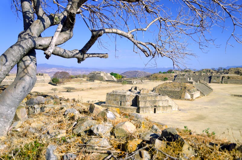 Panorama van het Grote Plein in Monte Alban, Oaxaca royalty-vrije stock foto's Panorama van het Grote Plein in Monte Alban, Oaxaca royalty-vrije stock foto's