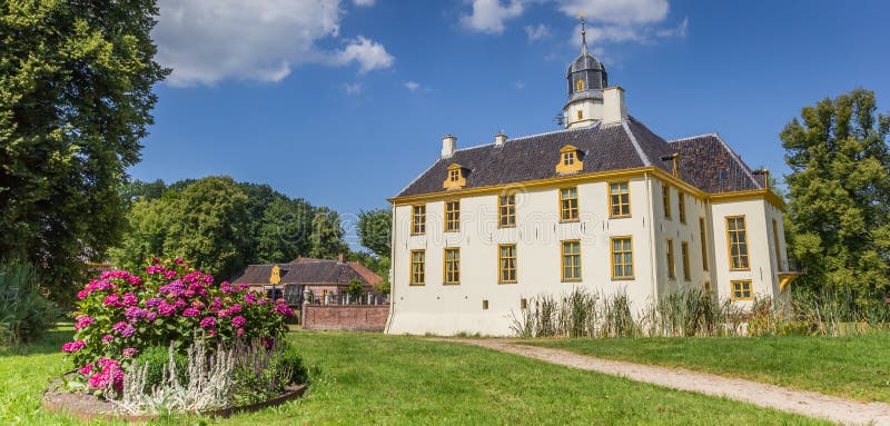 Panorama van het oude Nederlandse herenhuis Fraeylemaborg in Slochteren stock afbeelding Panorama van het oude Nederlandse herenhuis Fraeylemaborg in Slochteren stock afbeelding