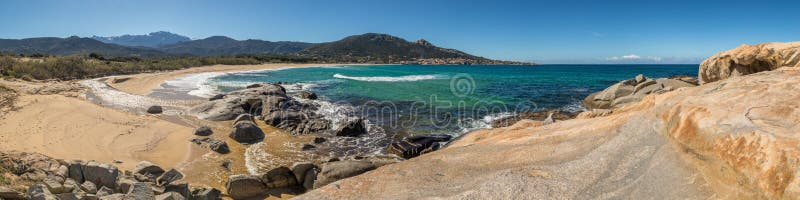 Panorama van het strand en het dorp van Algajola in Corsica royalty-vrije stock foto Panorama van het strand en het dorp van Algajola in Corsica royalty-vrije stock foto