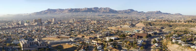 Panorama van horizon en van de binnenstad van El Paso Texas die naar Juarez, Mexico kijken