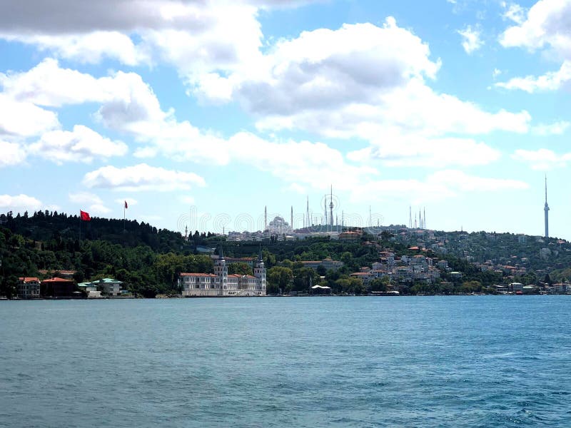 Panorama van Istanboel van de Bosphorus-Straat van het venster van het schip stock foto's Panorama van Istanboel van de Bosphorus-Straat van het venster van het schip stock foto's