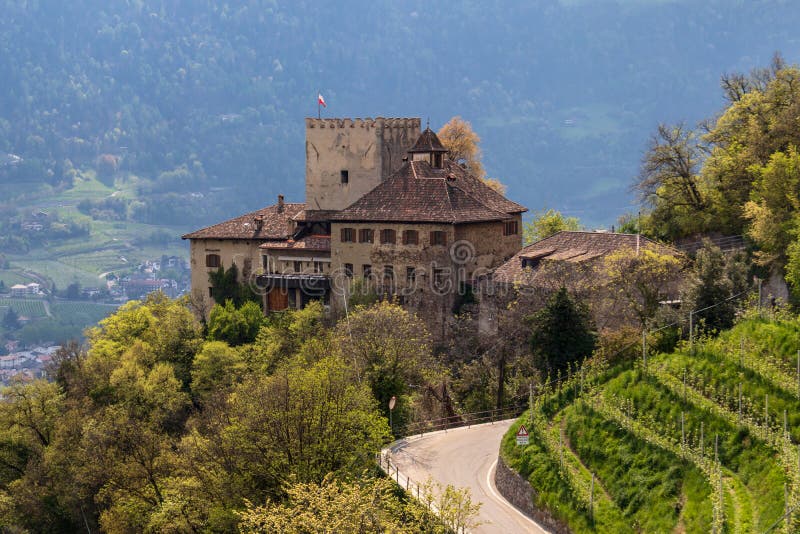 Panorama van Kasteel Thurnstein tussen een groen landschap van Meran Het Dorp van Tirol, Provincie Bolzano, Zuid-Tirol, Itali? royalty-vrije stock foto Panorama van Kasteel Thurnstein tussen een groen landschap van Meran Het Dorp van Tirol, Provincie Bolzano, Zuid-Tirol, Itali? royalty-vrije stock foto