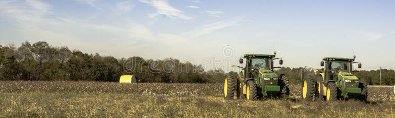 Panorama van katoenen gebied met twee tractoren royalty-vrije stock foto Panorama van katoenen gebied met twee tractoren royalty-vrije stock foto