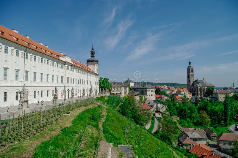 Panorama van Kutna Hora met St Jakub kerk en Jezujit kolej royalty-vrije stock foto Panorama van Kutna Hora met St Jakub kerk en Jezujit kolej royalty-vrije stock foto