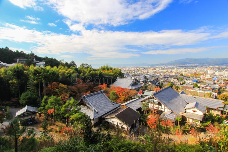 Panorama van Kyoto zoals die van Enkoji-Tempel wordt gezien stock foto's Panorama van Kyoto zoals die van Enkoji-Tempel wordt gezien stock foto's