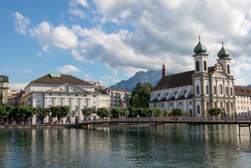 Panorama van Luzerne-stad met Jezuïetkerk en rivier Reuss stock foto's Panorama van Luzerne-stad met Jezuïetkerk en rivier Reuss stock foto's