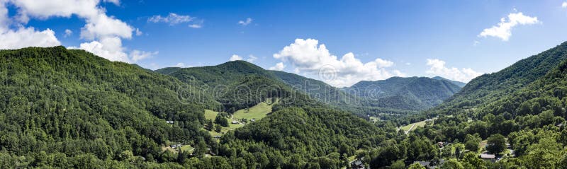 Panorama van Maggie Valley, Noord-Carolina stock fotografie Panorama van Maggie Valley, Noord-Carolina stock fotografie