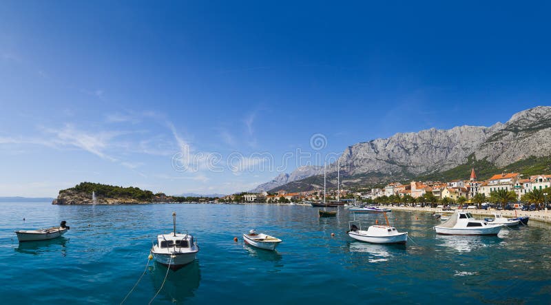 Panorama van Makarska in Kroatië