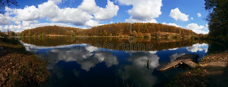 Panorama van meer in het de herfstbos royalty-vrije stock afbeeldingen Panorama van meer in het de herfstbos royalty-vrije stock afbeeldingen