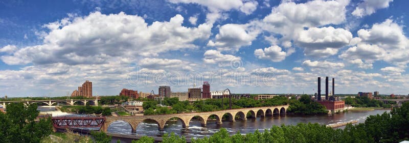 Panorama van Minneapolis, Minnesota, de V.S. royalty-vrije stock foto's Panorama van Minneapolis, Minnesota, de V.S. royalty-vrije stock foto's