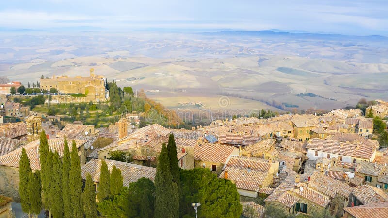 Panorama van Montepulciano en de heuvels van de daken royalty-vrije stock foto Panorama van Montepulciano en de heuvels van de daken royalty-vrije stock foto