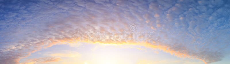 Panorama van mooie wolk over hemel in ochtendtijd stock afbeelding Panorama van mooie wolk over hemel in ochtendtijd stock afbeelding