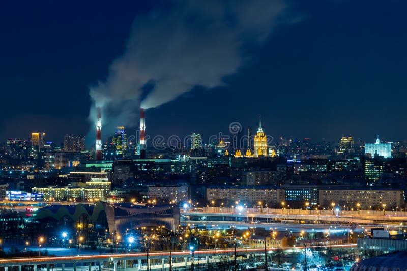 Panorama van nacht Moskou De grote Lichten van de Stad De stoom komt uit de CHP pijpen royalty-vrije stock afbeelding Panorama van nacht Moskou De grote Lichten van de Stad De stoom komt uit de CHP pijpen royalty-vrije stock afbeelding