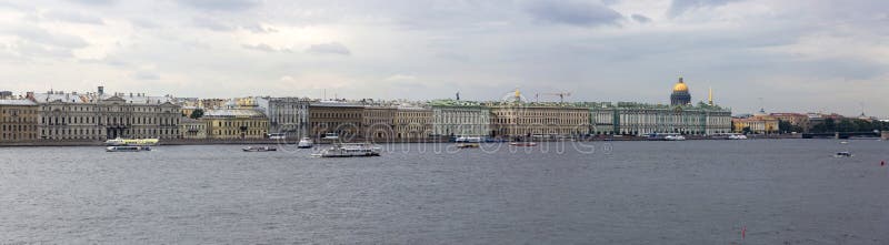 Panorama van Neva River en de Paleisdijk in St. Petersburg royalty-vrije stock fotografie Panorama van Neva River en de Paleisdijk in St. Petersburg royalty-vrije stock fotografie