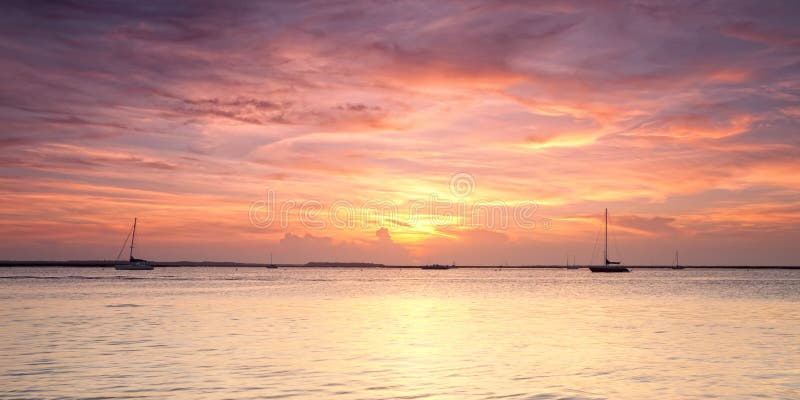 Panorama van oranje zonsondergang op de Atlantische Oceaan stock afbeelding Panorama van oranje zonsondergang op de Atlantische Oceaan stock afbeelding