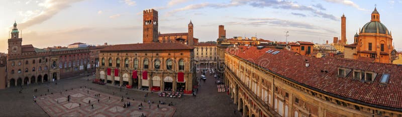 Panorama van piazza Maggiore - Bologna royalty-vrije stock afbeeldingen Panorama van piazza Maggiore - Bologna royalty-vrije stock afbeeldingen