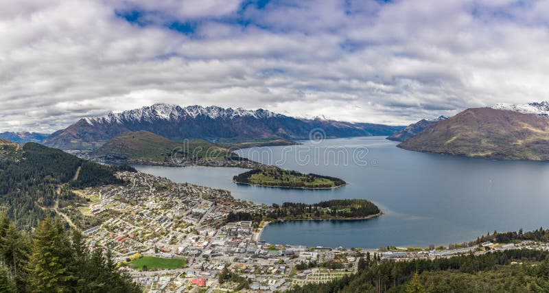 Panorama van remarkables, het Meer Wakatipu en Queenstown, Zuideneiland, Nieuw Zeeland stock afbeelding Panorama van remarkables, het Meer Wakatipu en Queenstown, Zuideneiland, Nieuw Zeeland stock afbeelding