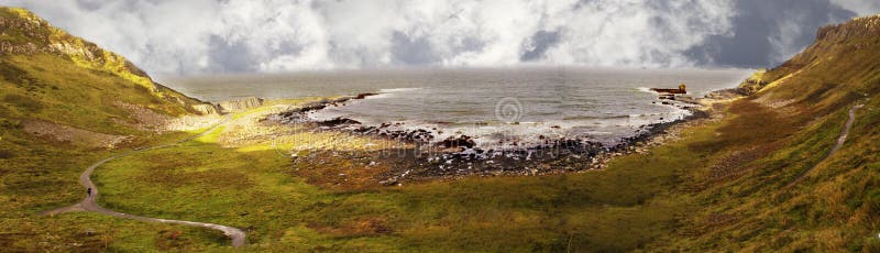 Panorama van reuzeverhoogde weg Noord-Ierland het UK royalty-vrije stock foto Panorama van reuzeverhoogde weg Noord-Ierland het UK royalty-vrije stock foto