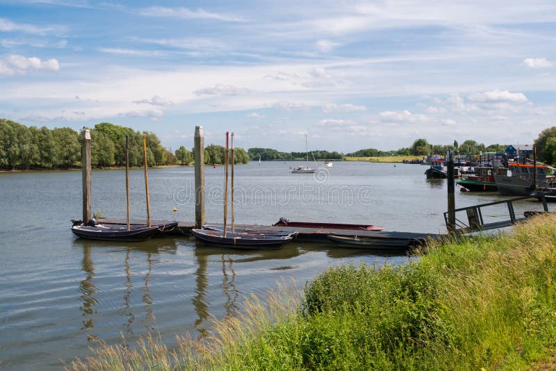 Panorama van rivier Afgedamde Maas dichtbij Woudrichem, Nederland stock fotografie Panorama van rivier Afgedamde Maas dichtbij Woudrichem, Nederland stock fotografie