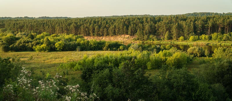 Panorama van rivier Neris en bossen in Litouwen royalty-vrije stock foto Panorama van rivier Neris en bossen in Litouwen royalty-vrije stock foto