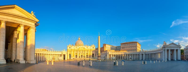 Panorama van St Peter Vierkant door de eerste stralen van de ochtendzon die wordt verlicht royalty-vrije stock fotografie Panorama van St Peter Vierkant door de eerste stralen van de ochtendzon die wordt verlicht royalty-vrije stock fotografie