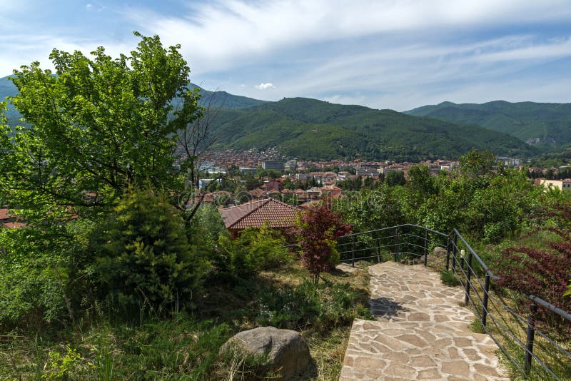 Panorama van stad van Peshtera van de Peristera-vesting, Pazardzhik-Gebied, Bulgarije