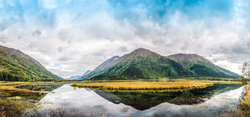 Panorama van Sternmeer op het Kenai-Schiereiland in Alaska met Moun stock foto Panorama van Sternmeer op het Kenai-Schiereiland in Alaska met Moun stock foto