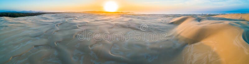 Panorama van verbazende zandduinen dichtbij oceaankust royalty-vrije stock afbeeldingen Panorama van verbazende zandduinen dichtbij oceaankust royalty-vrije stock afbeeldingen