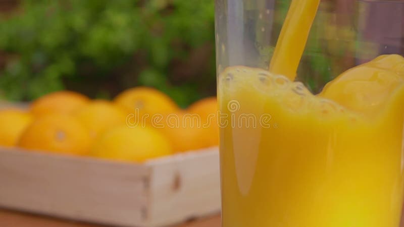 Panorama van vers sinaasappelsap gegoten in een glazen jug