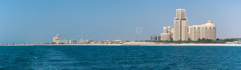 Panorama van Waldorf Astoria in Ras al Khaimah, Verenigde Arabische Emiraten de V.A.E met het overzees en strand in mening royalty-vrije stock foto Panorama van Waldorf Astoria in Ras al Khaimah, Verenigde Arabische Emiraten de V.A.E met het overzees en strand in mening royalty-vrije stock foto